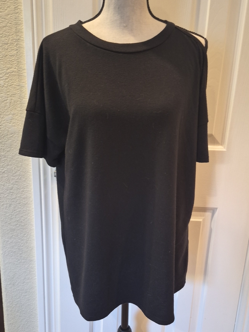 HEIMISH USA Black Short Sleeve Crewneck Open Shoulder Tee MED